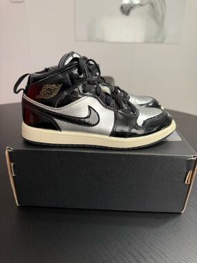 VGUC Nike Air Jordan 1 mid SE shoes black silver boys 1.5